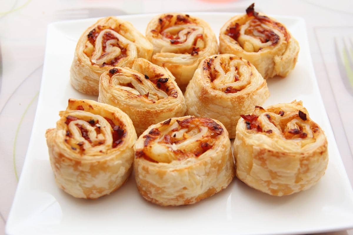 Resep Puff Pastry Pizza Rolls yang Lezat, Cocok untuk Bekal!