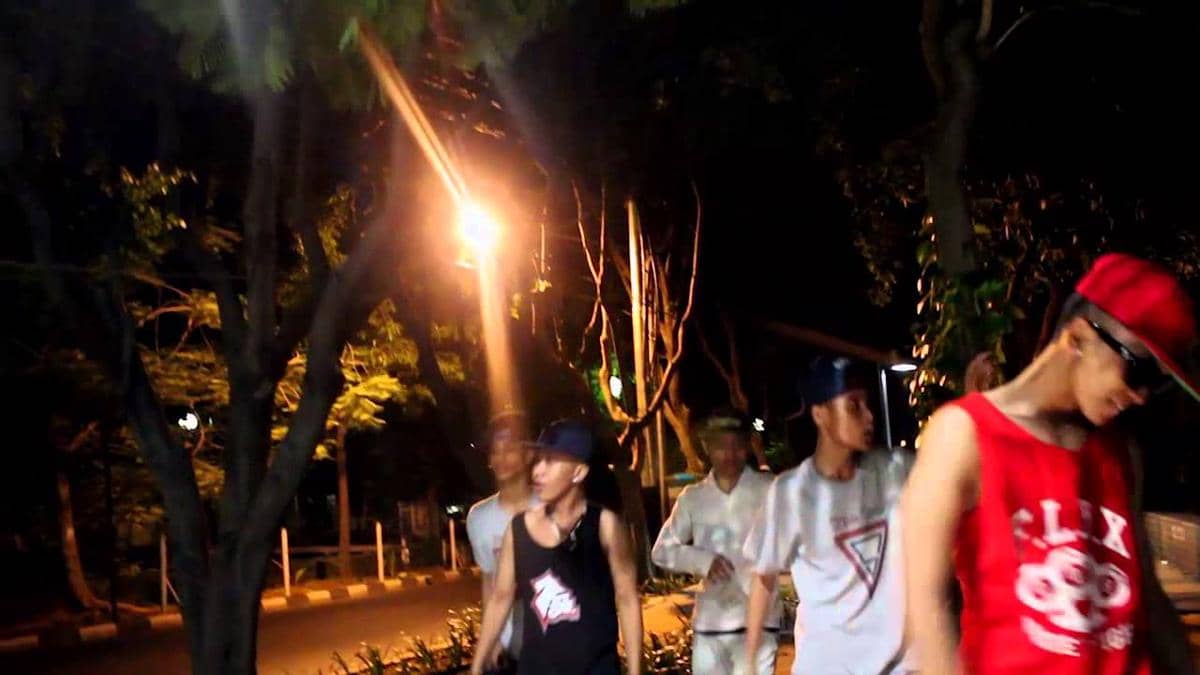 cuplikan video klip "Single Woles"