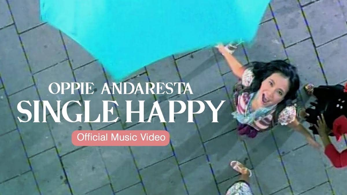 cuplikan video klip "Single Happy"