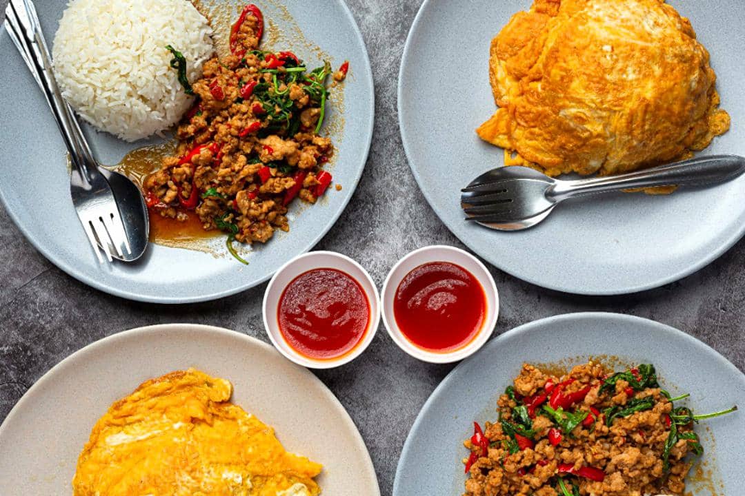 ilustrasi seporsi hidangan dengan telur dadar