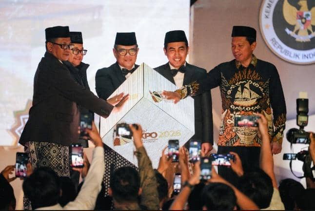Direktur Jenderal Pengembangan Ekosistem Ekonomi Haji dan Umrah (PE2HU), Jaenal Effendi, meninjau Sulsel Expo UMKM dan Ekosistem Haji dan Um