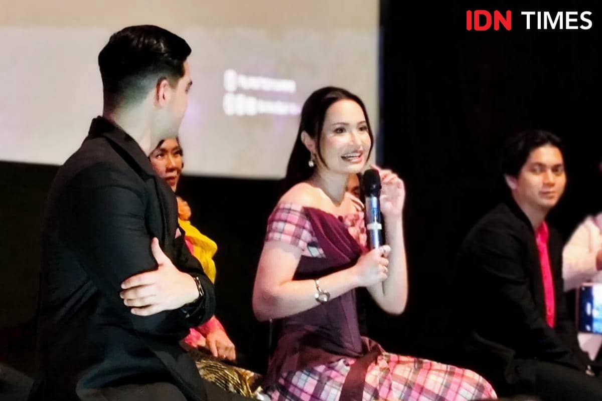Abimana Aryasatya ikut antusias saat Satine latihan angkat galon.jpg