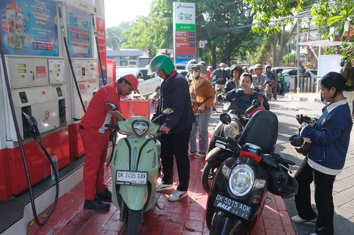 Antrean kendaraan di sejumlah SPBU Bali