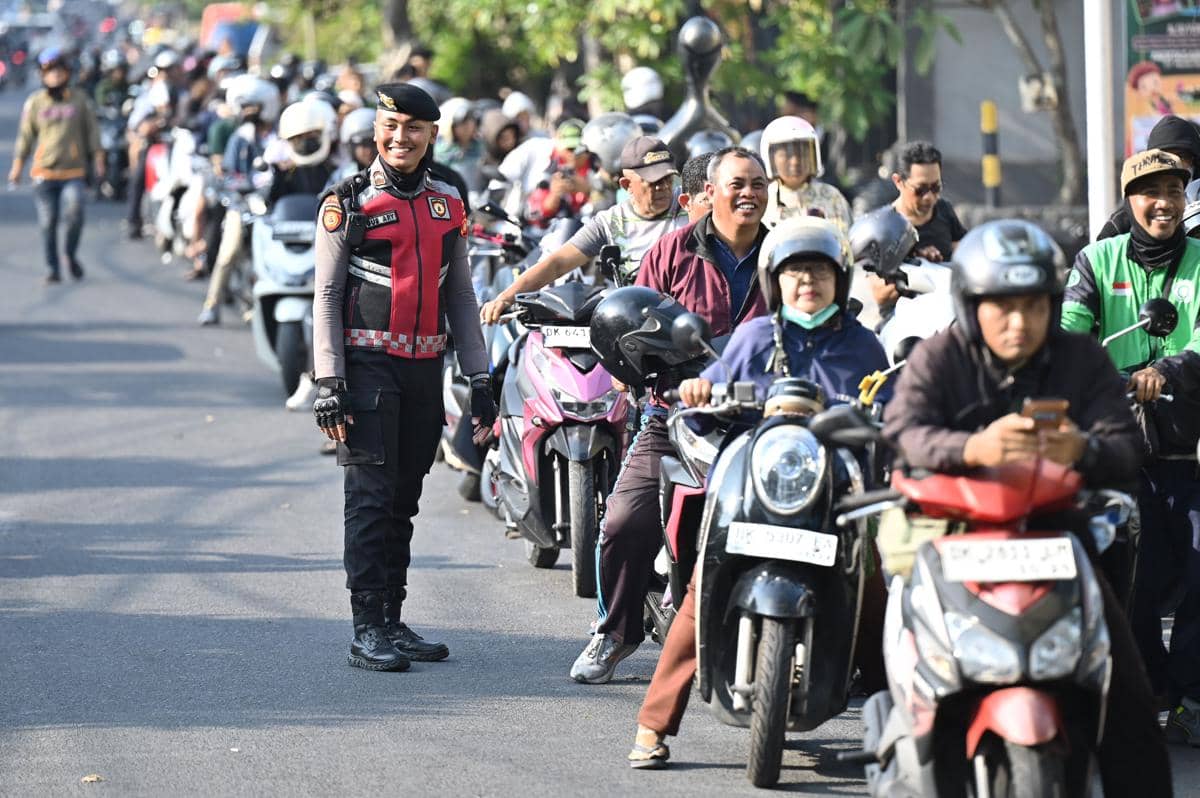 Antrean kendaraan di sejumlah SPBU Bali