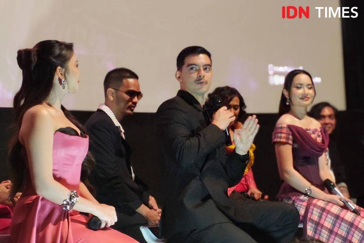 Ciccio sampai tak diajak ngobrol kru karena aura vampirnya.jpg
