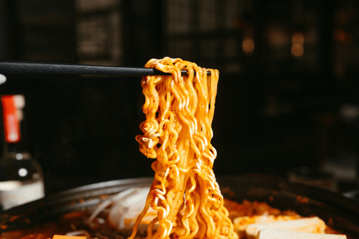 ilustrasi creamy rose ramen