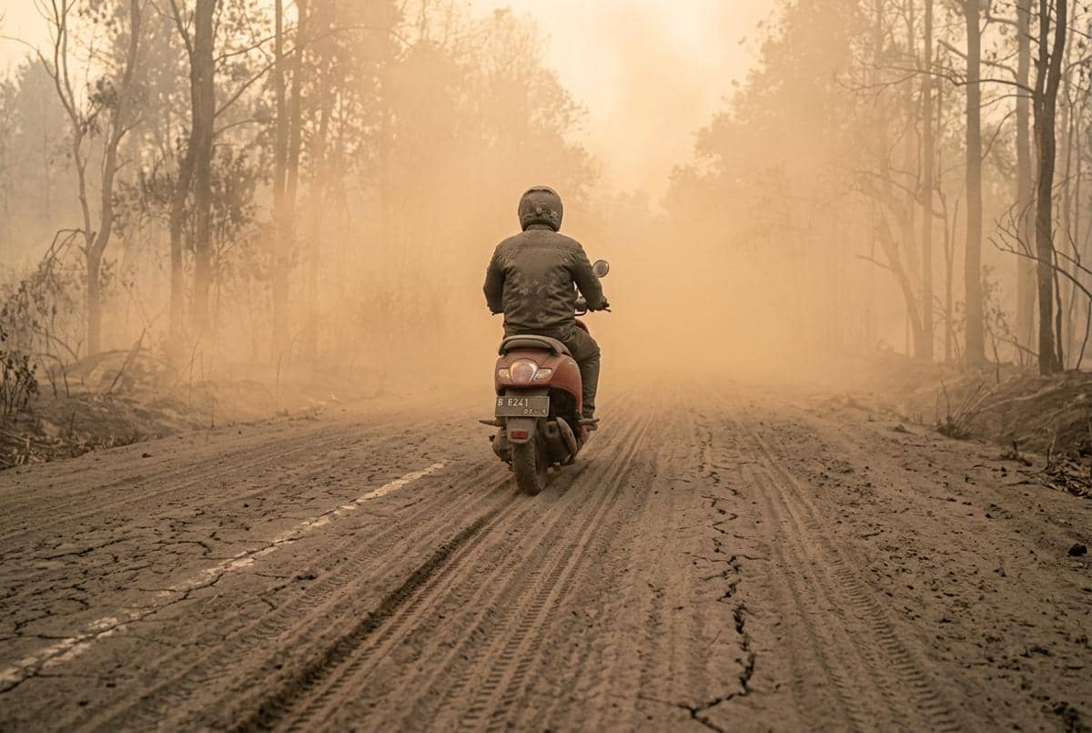 Abu Karhutla Menutupi Aspal, Ini Bahayanya bagi Ban Motor