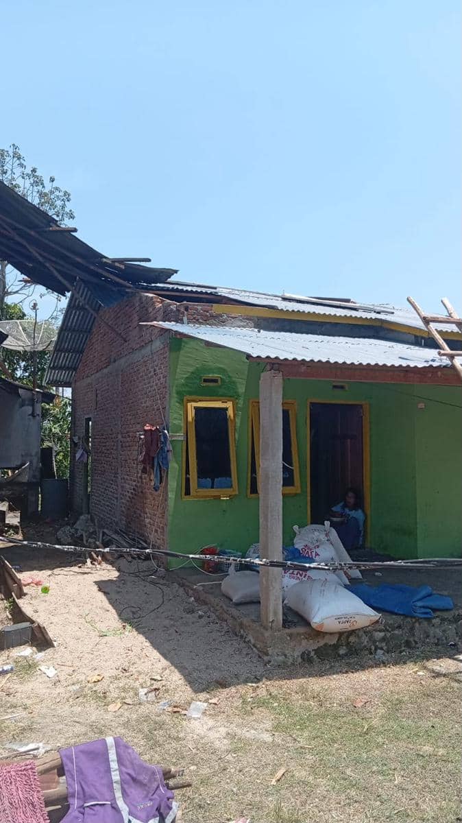 Kondisi rumah yang terdampak angin puting beliung di Kabupaten Toba, dengan kerusakan pada bagian bangunan.