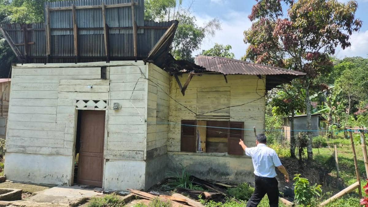 Sejumlah rumah di Kabupaten Toba mengalami kerusakan pada bagian atap setelah terdampak angin puting beliung.