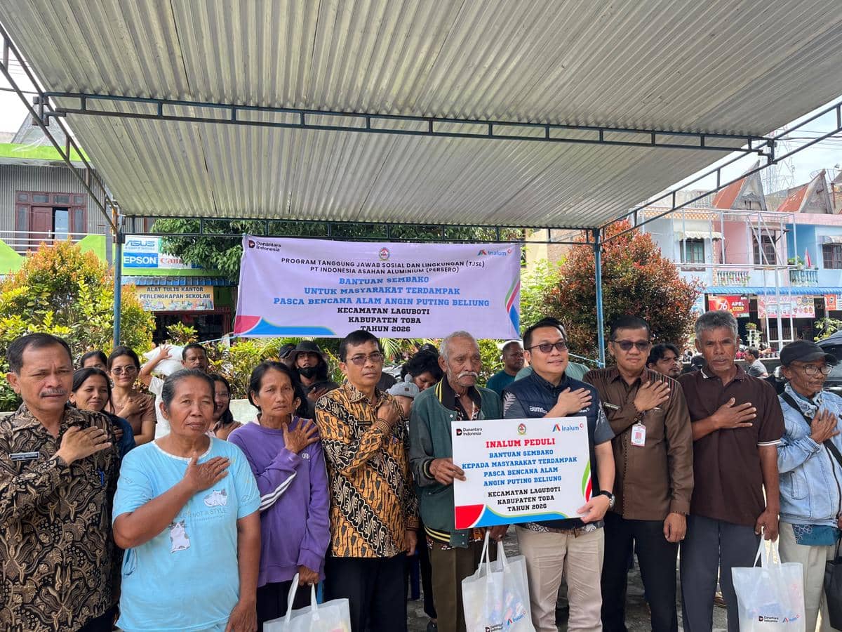 Petugas Inalum menyerahkan paket bantuan kepada keluarga terdampak puting beliung di Kabupaten Toba, Sumatera Utara.