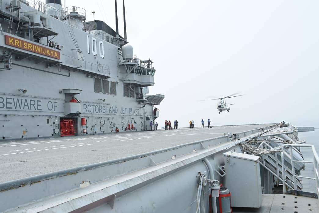 Helikopter VVIP/VIP TNI AU Touch and Go di Kapal Induk KRI Sriwijaya-100