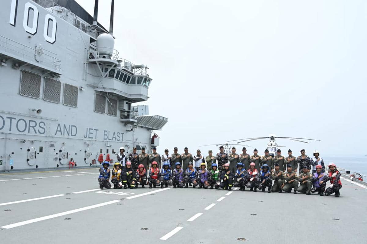 Helikopter VVIP/VIP TNI AU Touch and Go di Kapal Induk KRI Sriwijaya-100