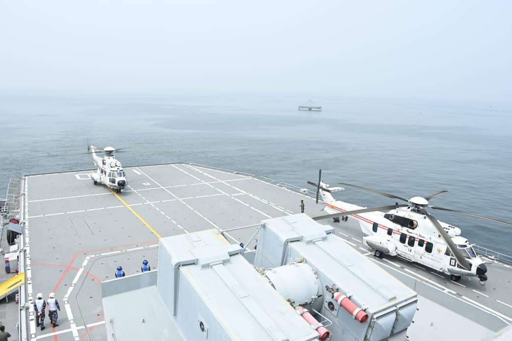 Helikopter VVIP/VIP TNI AU Touch and Go di Kapal Induk KRI Sriwijaya-100