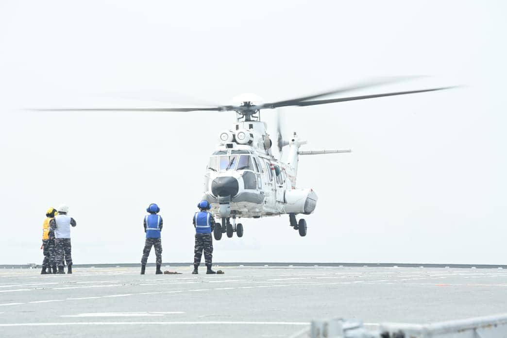 Helikopter VVIP/VIP TNI AU Touch and Go di Kapal Induk KRI Sriwijaya-100