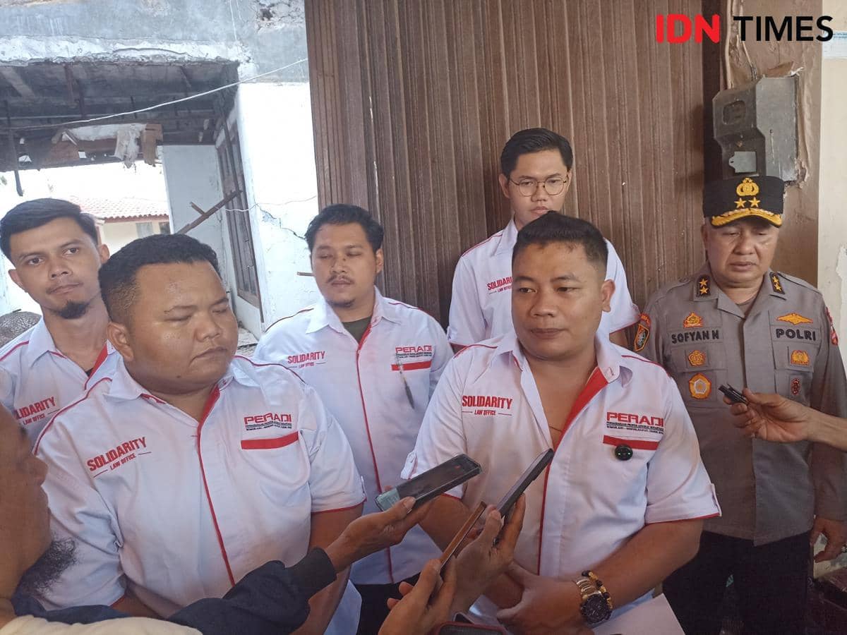 Kuasa hukum Irjen Sofyan Bangkit memberikan pernyataan kepada wartawan di hadapan media dalam sesi wawancara.