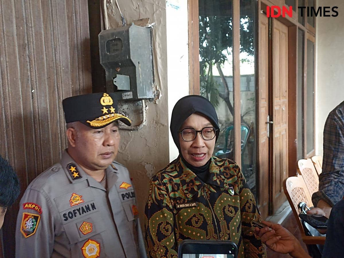 Irjen Sofyan bersama istrinya, dr Niken, memeriksa kondisi rumah mereka yang tampak semakin rusak di lokasi.