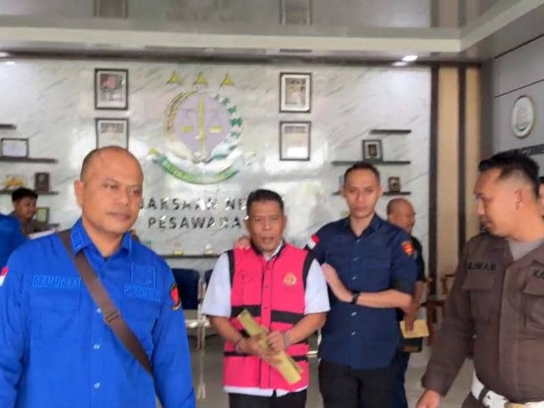 Petugas Kejari Pesawaran menggelandang Kepala Desa Durian inisial M ke mobil tahanan