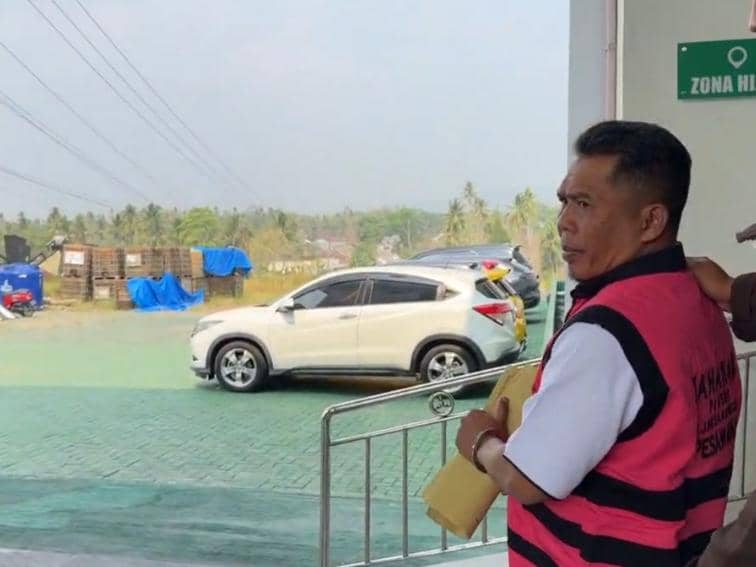 Petugas Kejari Pesawaran menggelandang Kepala Desa Durian inisial M ke mobil tahanan