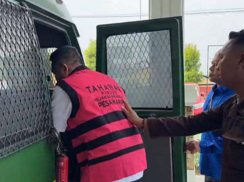 Petugas Kejari Pesawaran menggelandang Kepala Desa Durian inisial M ke mobil tahanan