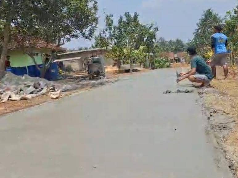 Lelah Menunggu, Warga di Lamtim Pilih Iuran Bangun Jalan Rp1,92 Miliar
