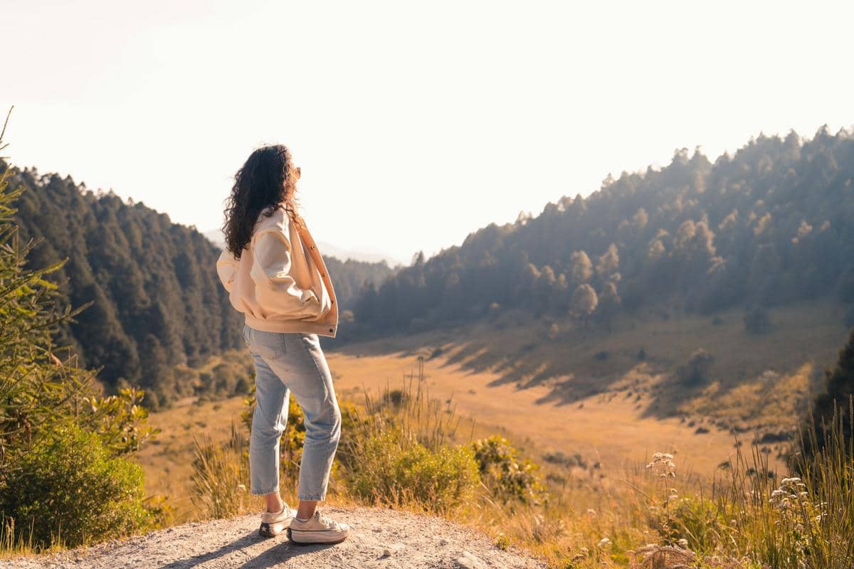 ilustrasi wanita traveling di alam