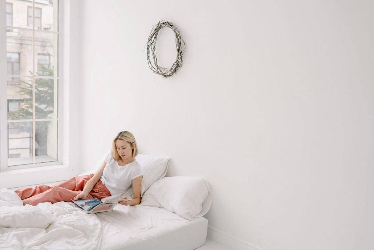 Menjalani quiet living dengan membaca buku di rumah.
