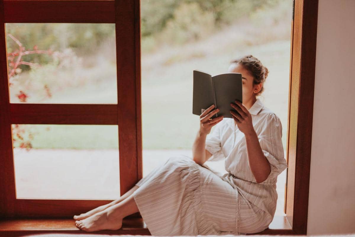 Menjalani quiet living dengan membaca buku di rumah.