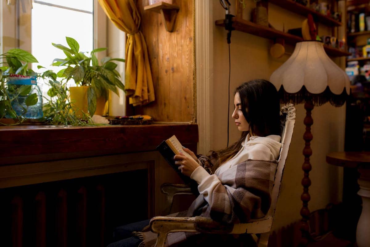 Menjalani quiet living dengan membaca buku.