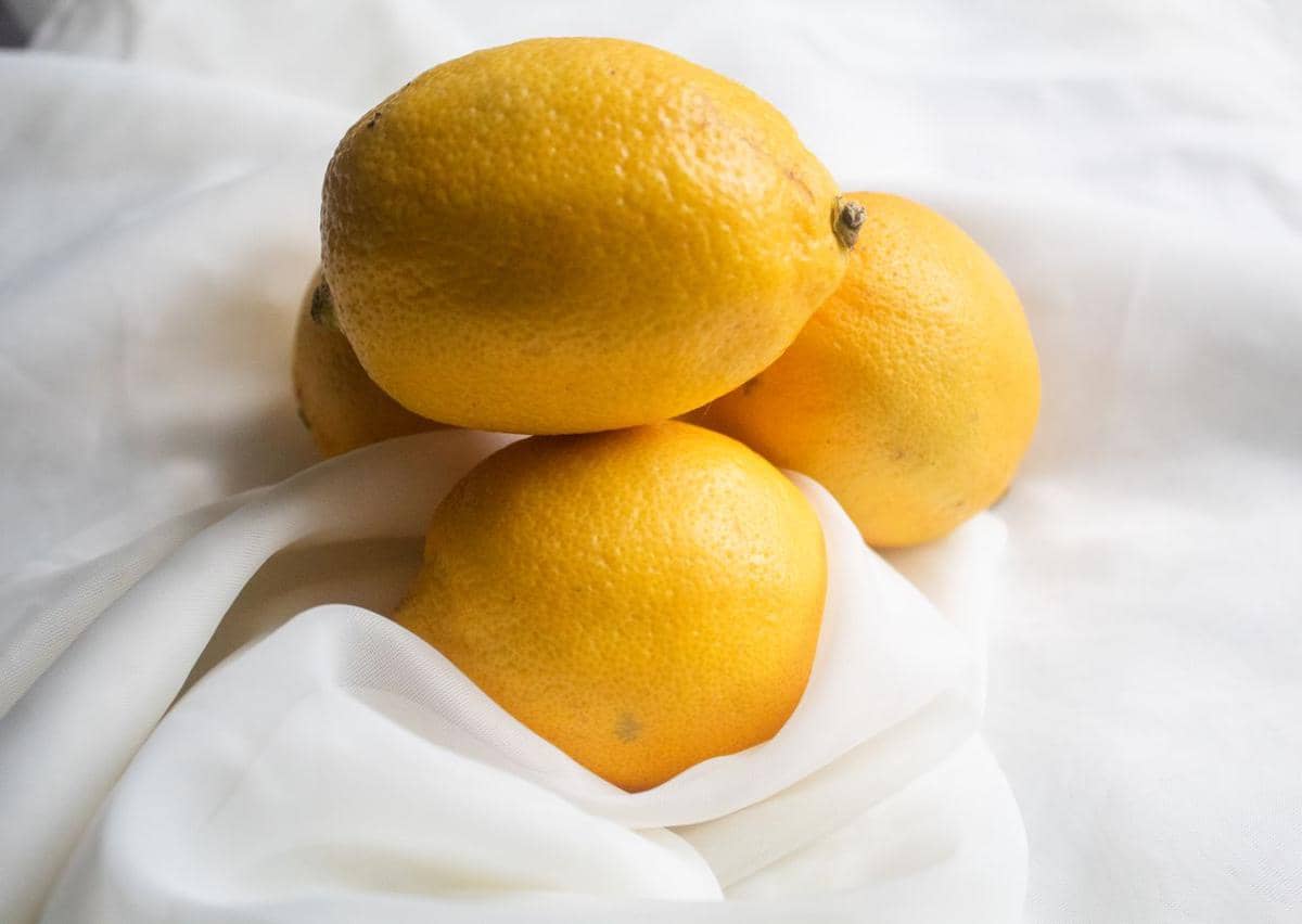 Ilustrasi lemon dan kain putih