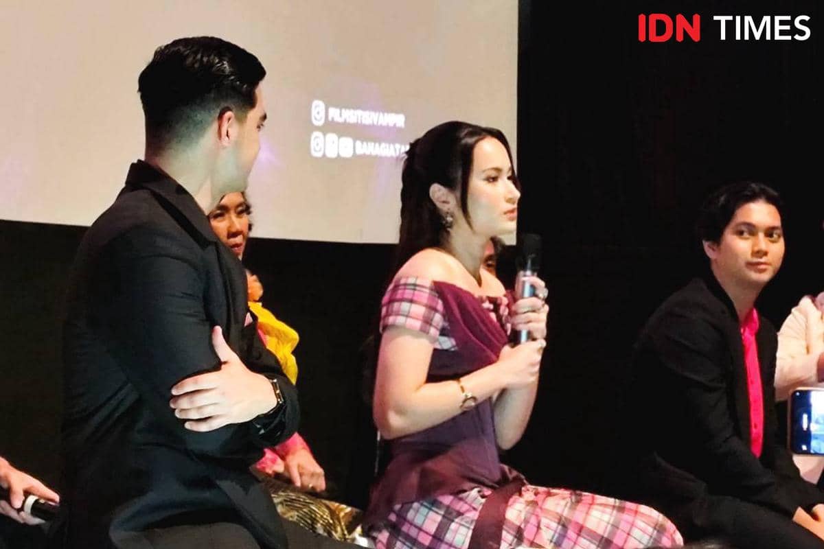 Satine akui angkat galon lebih menantang daripada menghafal koreografi.jpg