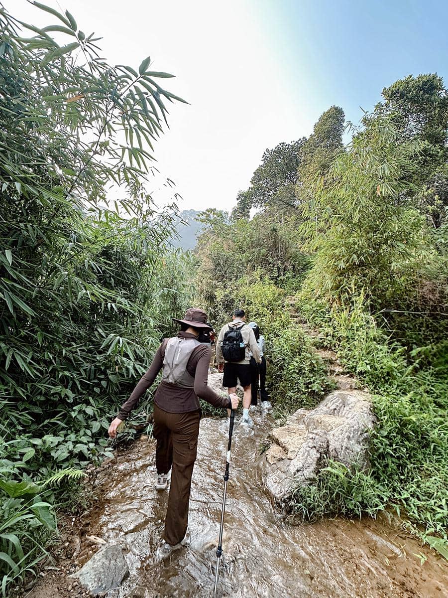 Anissa Aziza dan sahabat hiking ke Curug Leuwi Hejo