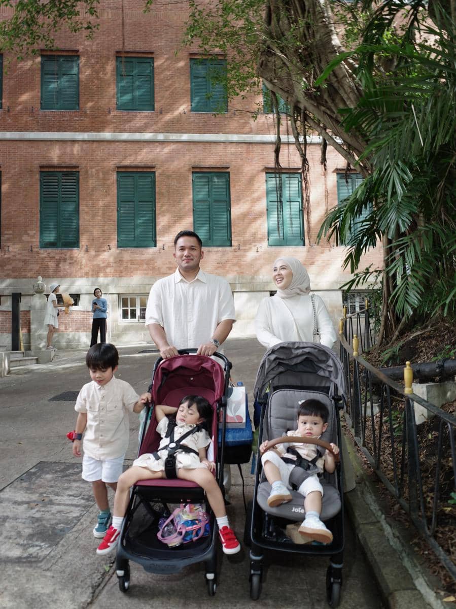 Kesha Ratuliu dan keluarga jalan-jalan di Victoria Peak, Hong Kong