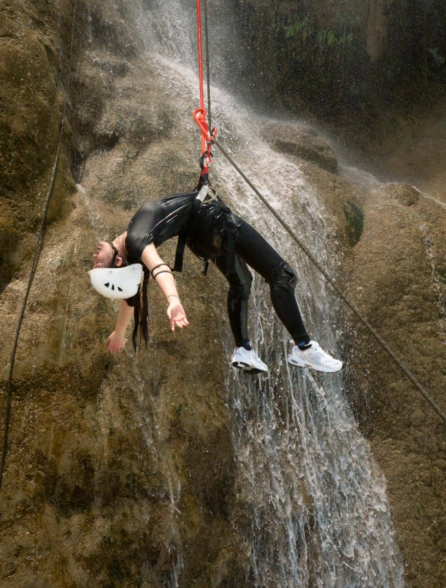 Happy Asmara canyoneering di Pantai Umbul Waru