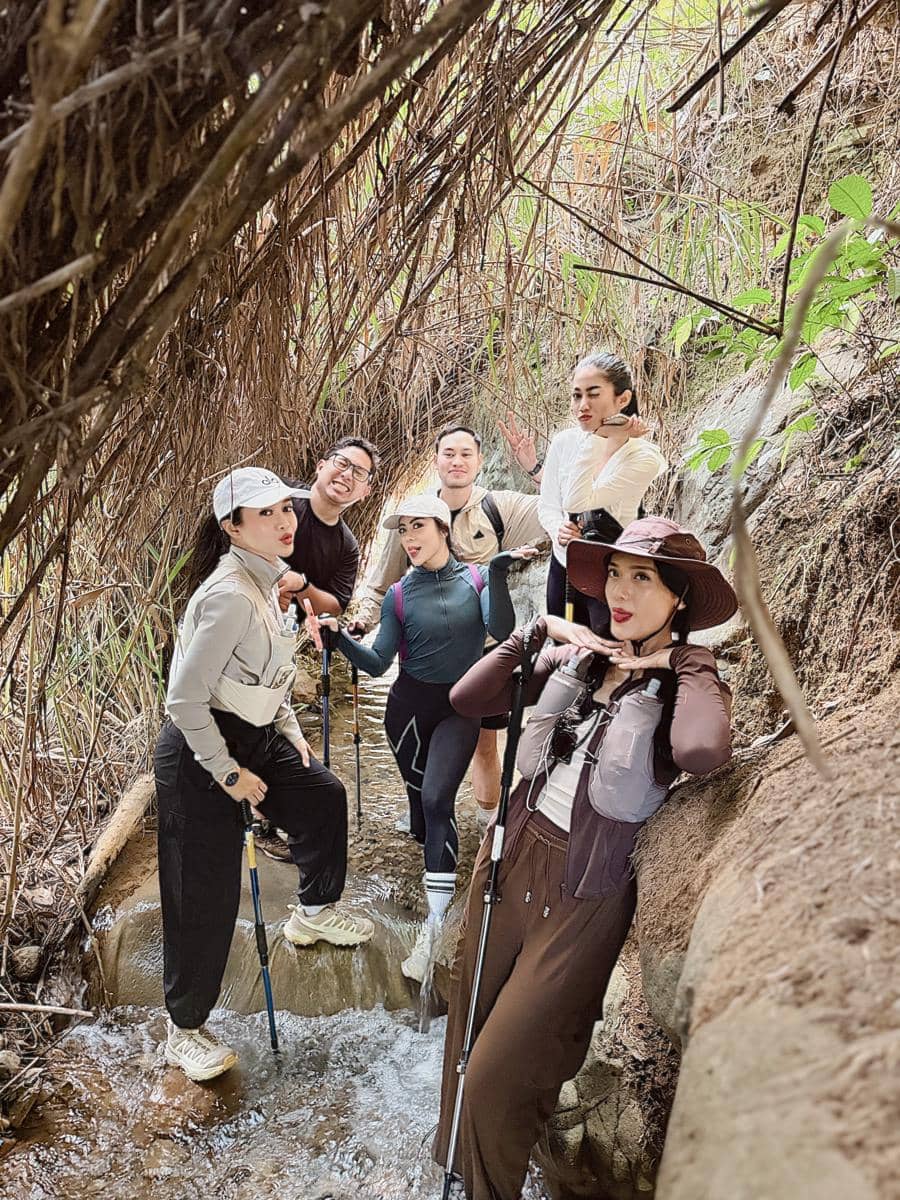 Anissa Aziza dan sahabat hiking ke Curug Leuwi Hejo
