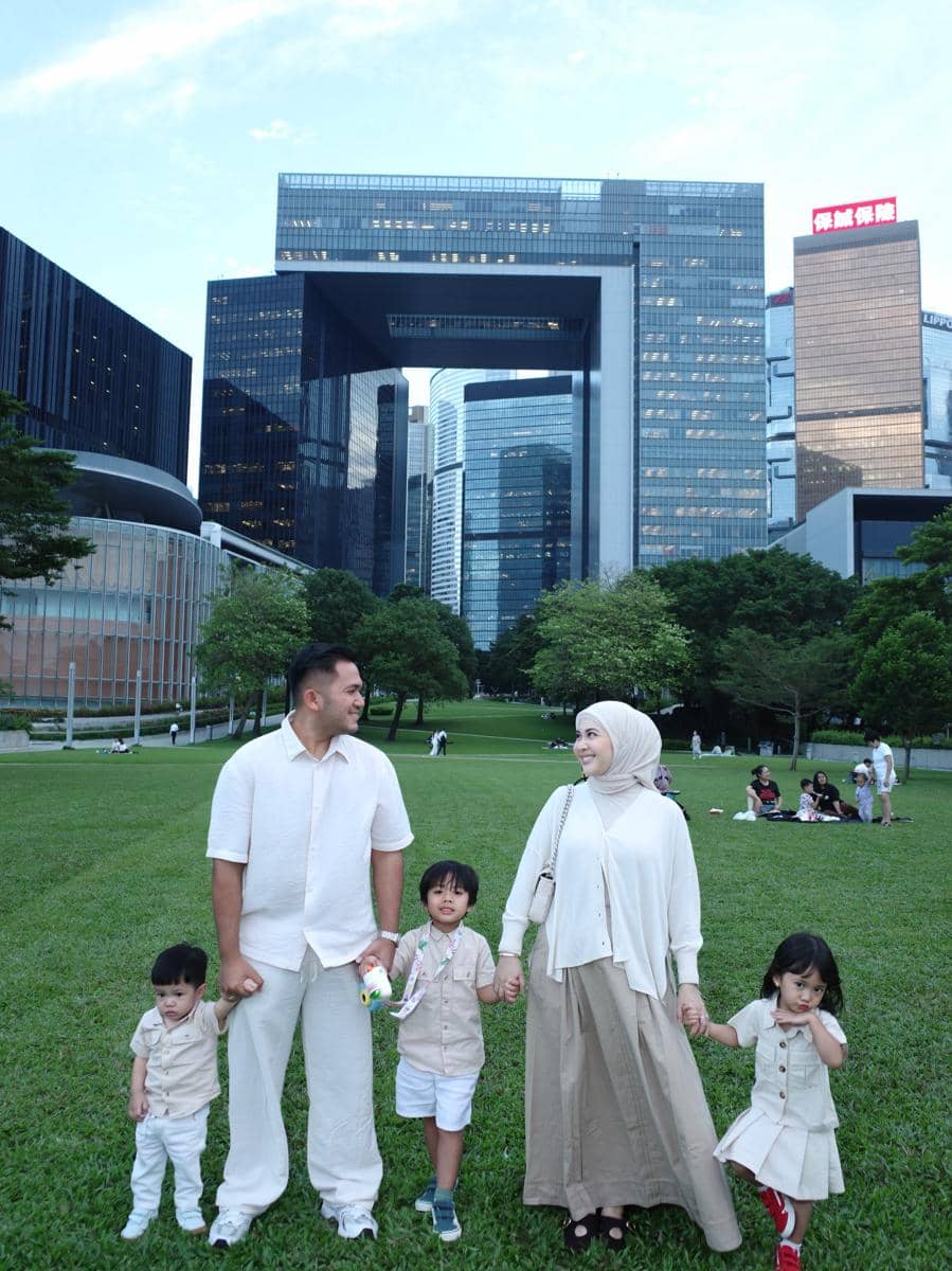 Kesha Ratuliu dan keluarga jalan-jalan di Victoria Peak, Hong Kong
