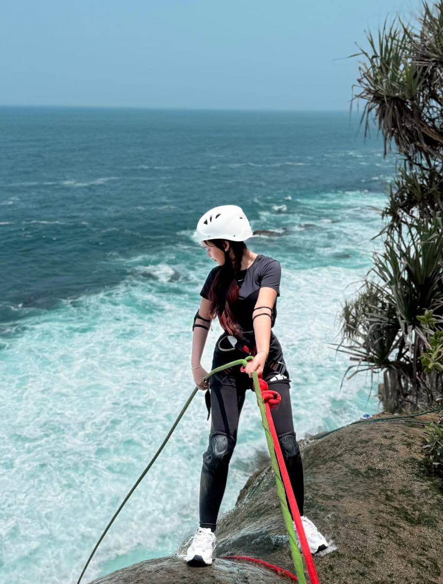 Happy Asmara canyoneering di Pantai Umbul Waru