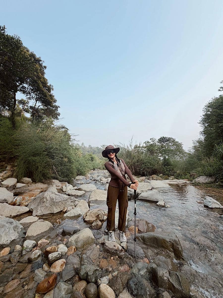 Anissa Aziza dan sahabat hiking ke Curug Leuwi Hejo