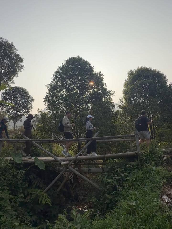 Anissa Aziza dan sahabat hiking ke Curug Leuwi Hejo