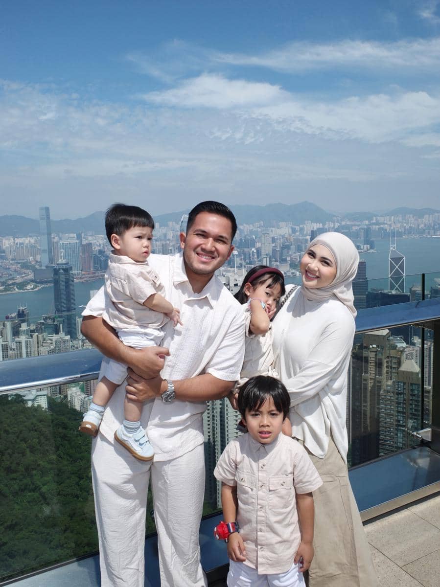 Kesha Ratuliu dan keluarga jalan-jalan di Victoria Peak, Hong Kong