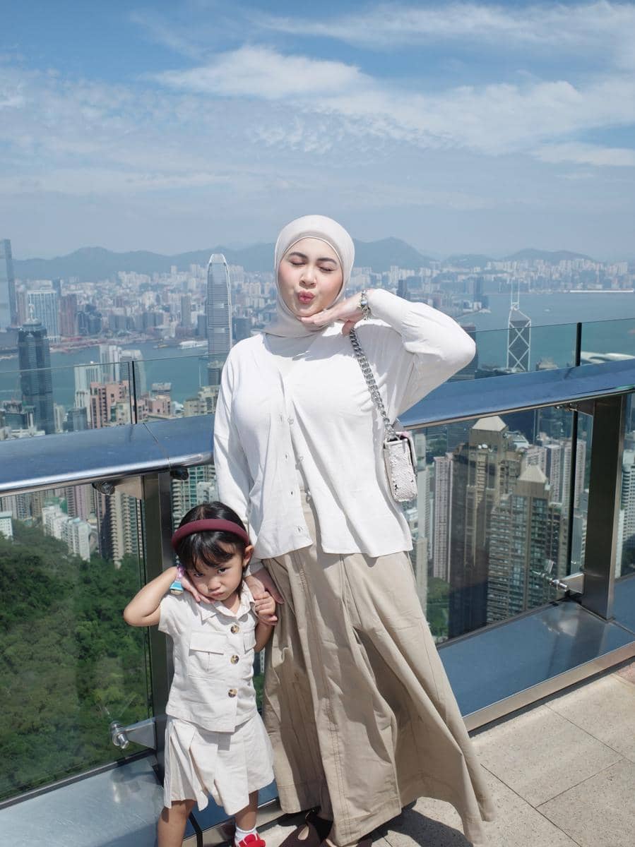 Kesha Ratuliu dan keluarga jalan-jalan di Victoria Peak, Hong Kong