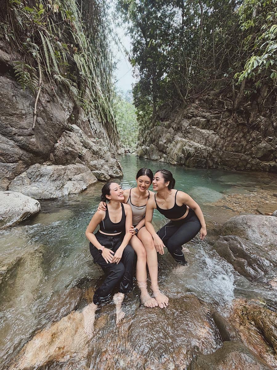 Anissa Aziza dan sahabat hiking ke Curug Leuwi Hejo