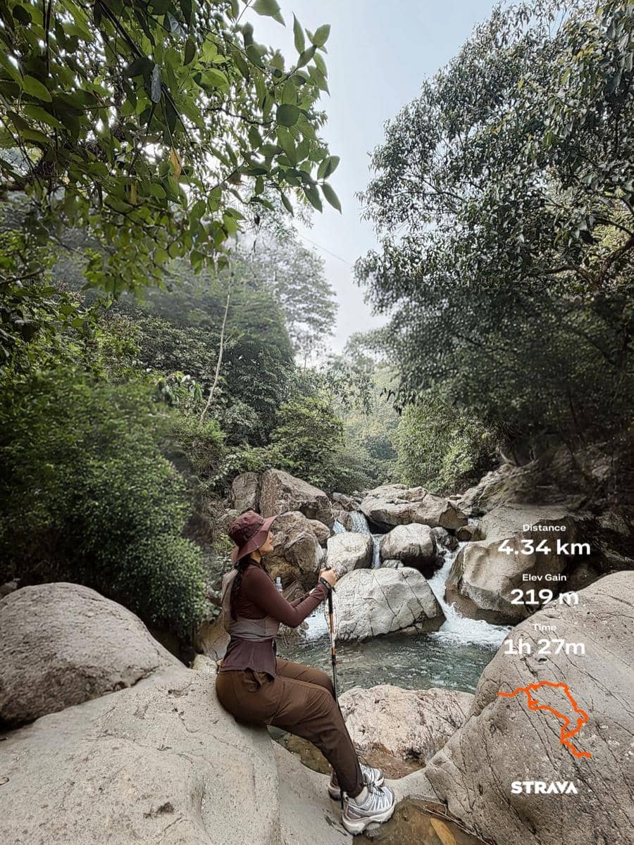 Anissa Aziza dan sahabat hiking ke Curug Leuwi Hejo
