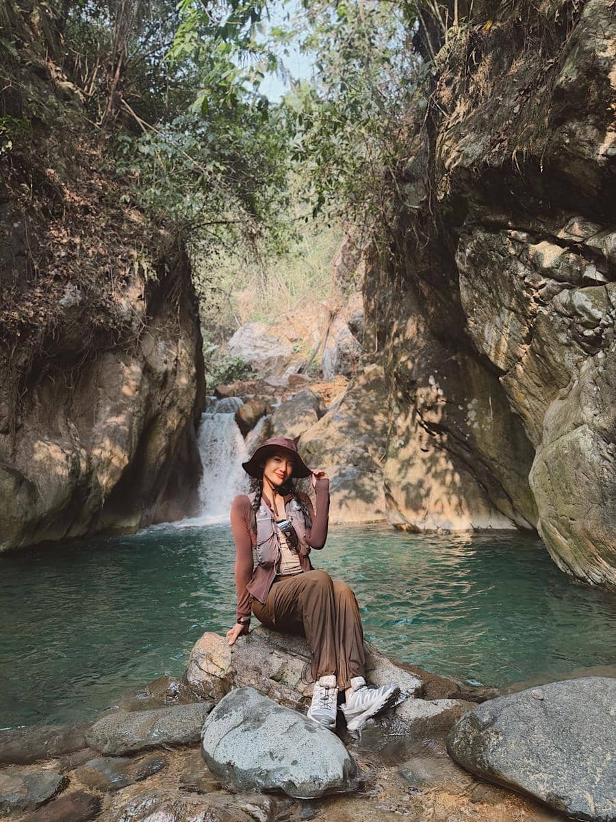 Anissa Aziza dan sahabat hiking ke Curug Leuwi Hejo