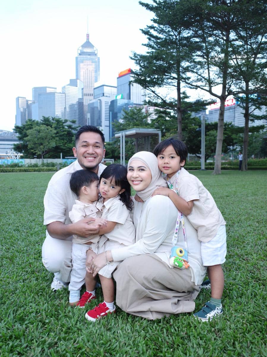 Kesha Ratuliu dan keluarga jalan-jalan di Victoria Peak, Hong Kong