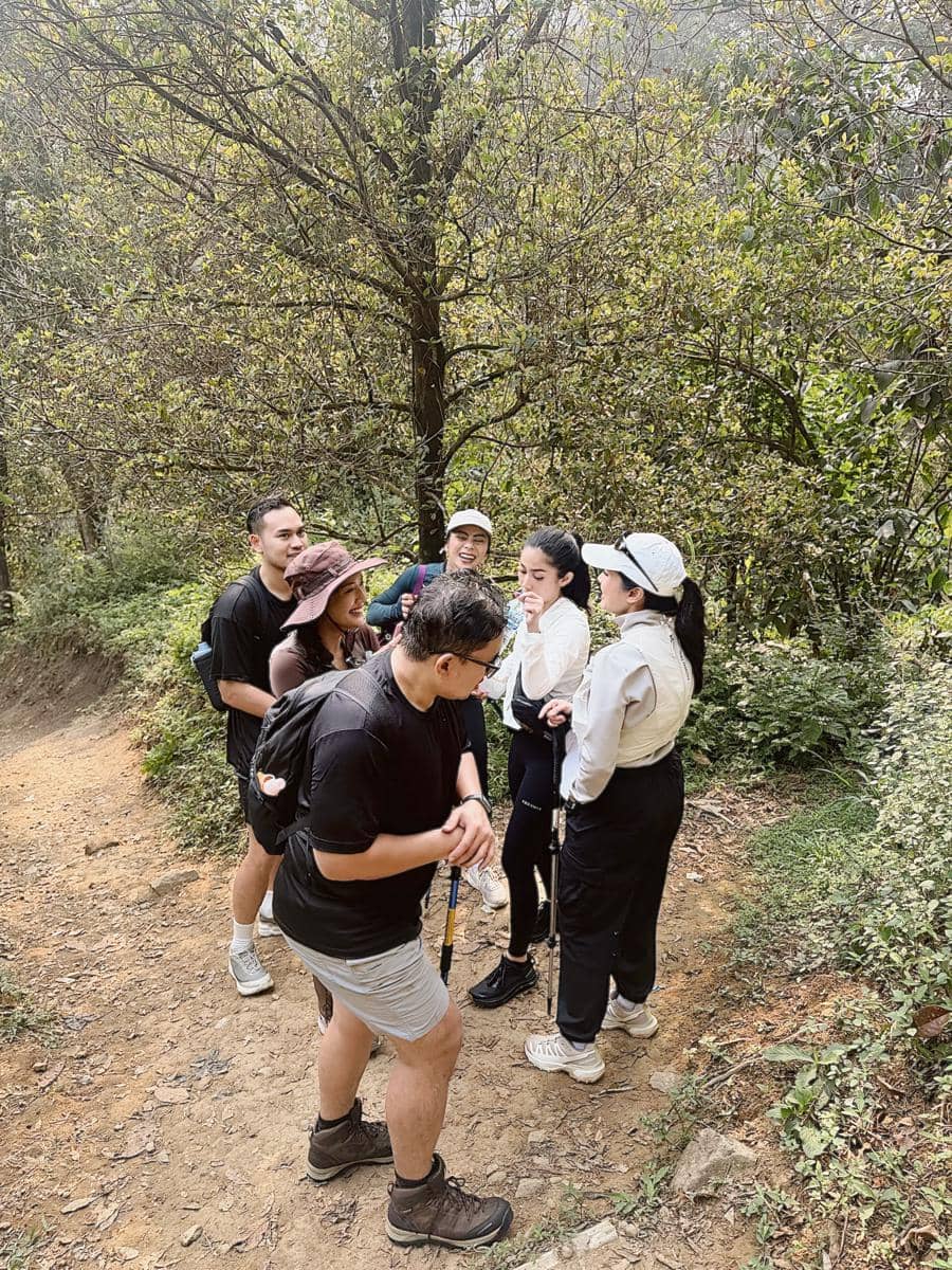 Anissa Aziza dan sahabat hiking ke Curug Leuwi Hejo