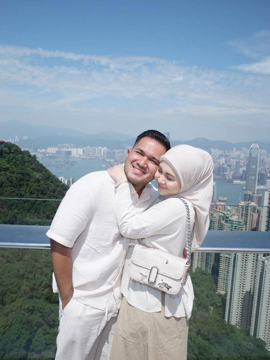 Kesha Ratuliu dan keluarga jalan-jalan di Victoria Peak, Hong Kong