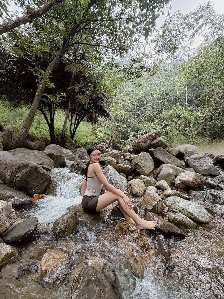 Anissa Aziza dan sahabat hiking ke Curug Leuwi Hejo