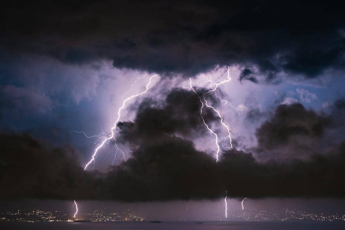 ilustrasi dry lightning