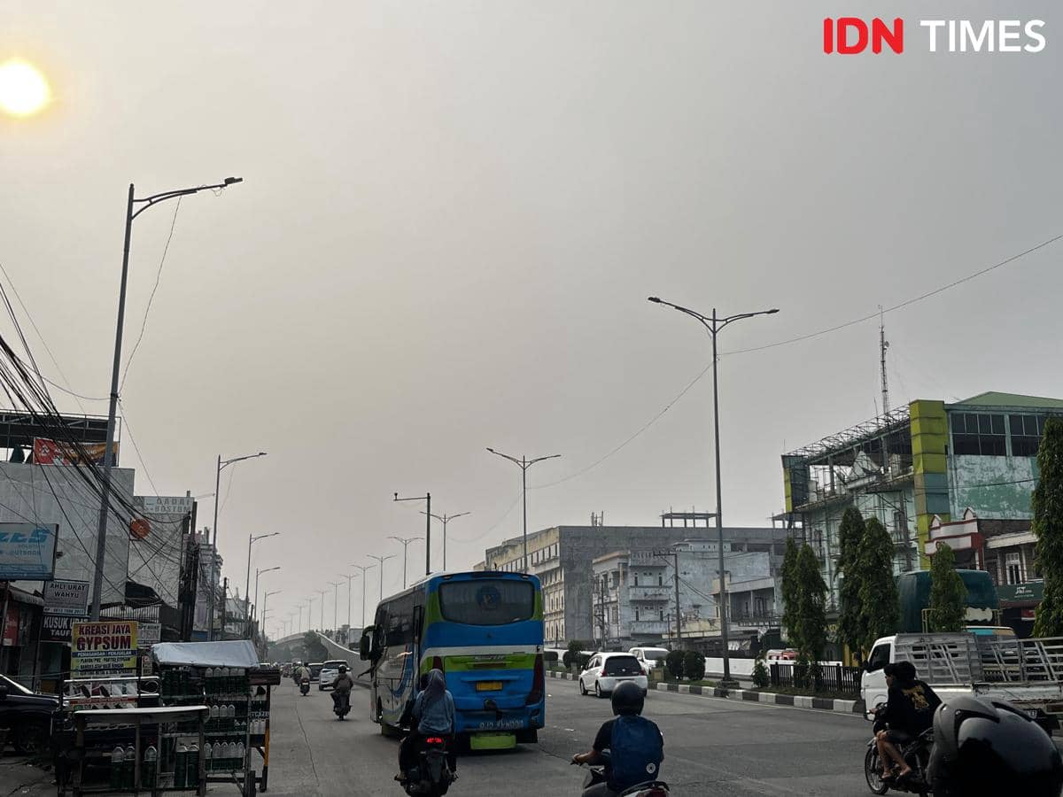 Diterpa Hujan Deras, Asap Karhutla Masih Betah di Sumut