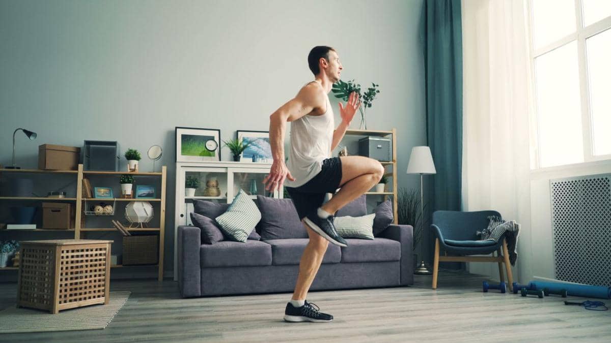 Seorang yang sedang melakukan workout untuk menjaga kesehatan.